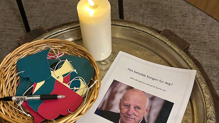 Candle, picture of King Harald V, paper hearts