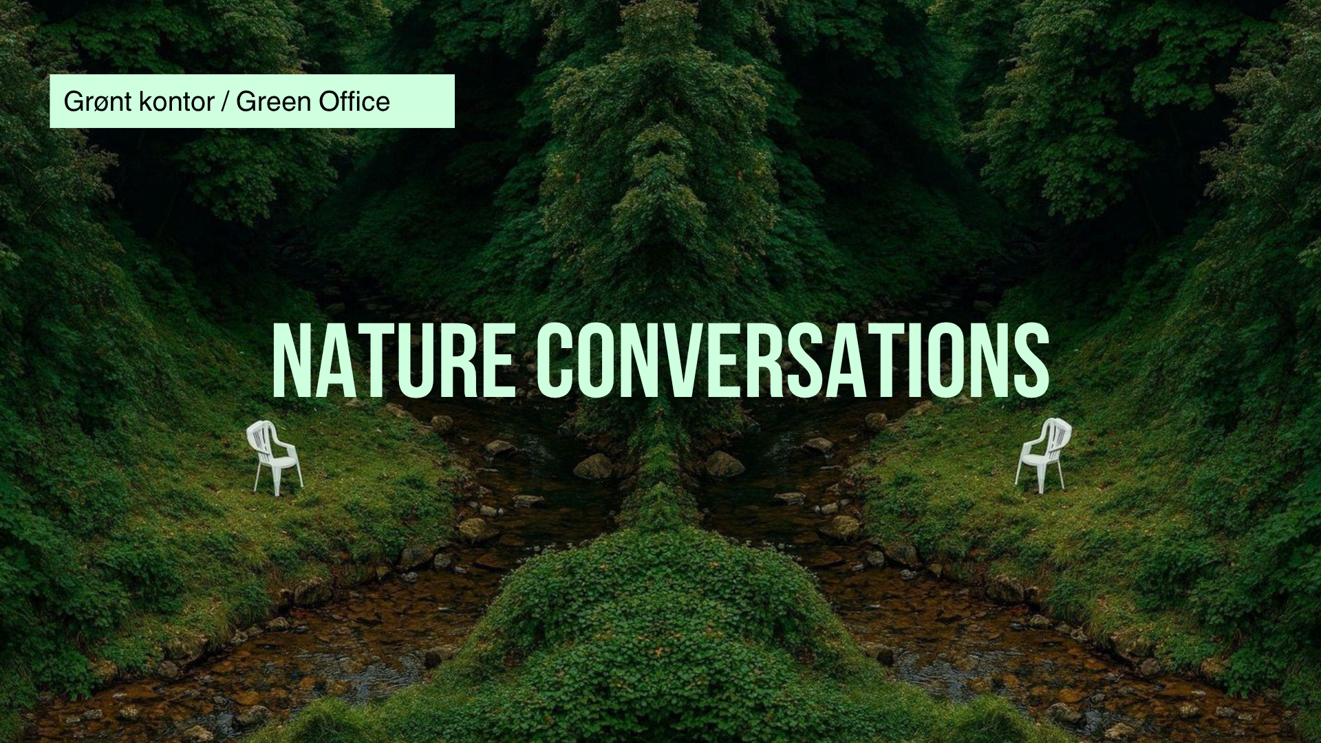 Bildet viser en frodig, grønn skog med en bekk som renner gjennom landskapet, der to hvite plaststoler er plassert på hver sin side av vannet som i en speilvendt komposisjon. Over naturmotivet står teksten «NATURE CONVERSATIONS», og øverst til venstre vises «Grønt kontor / Green Office»