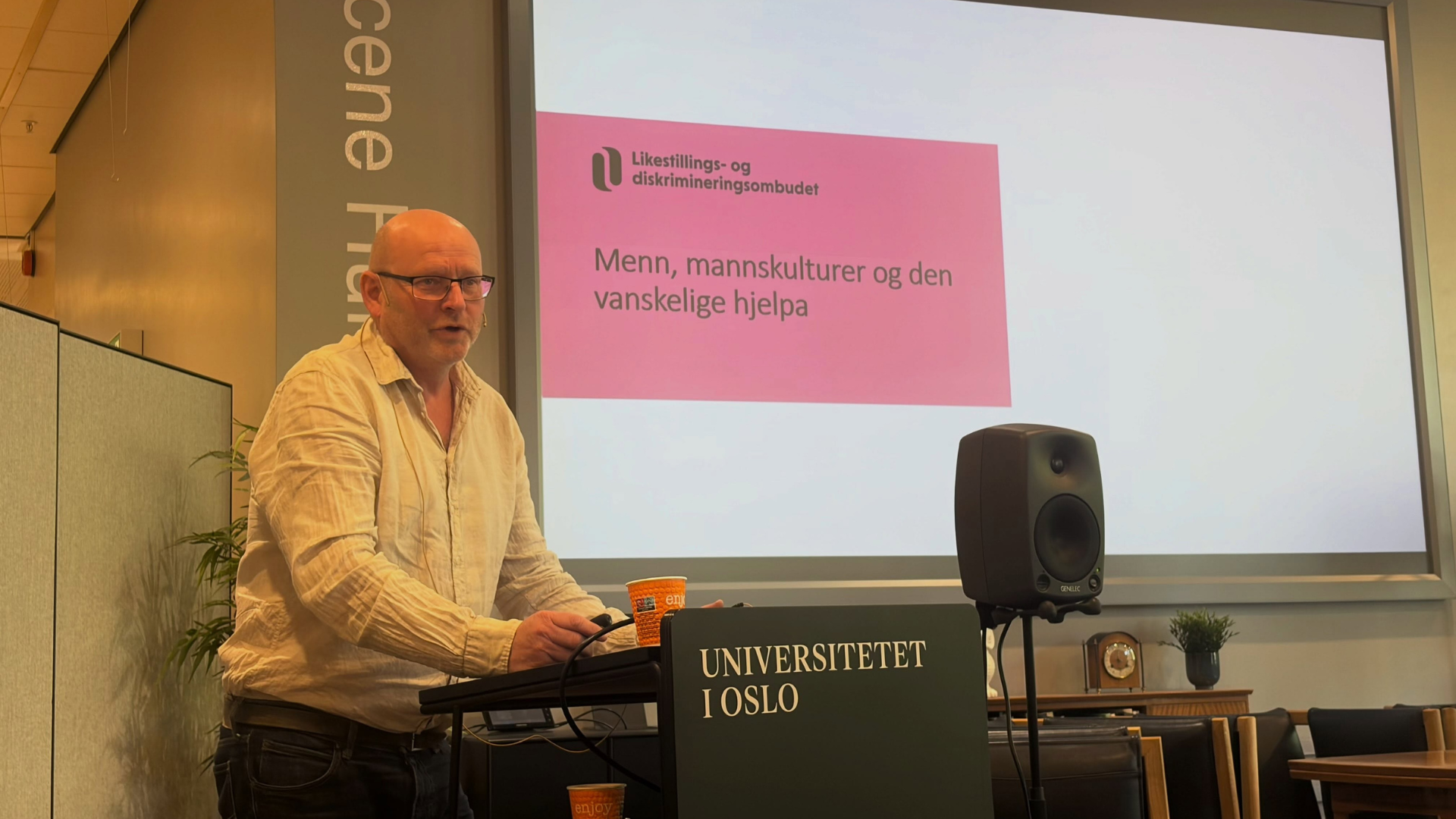 Mann står forran lærret og presenterer om menns håndtering av psykisk uhelse