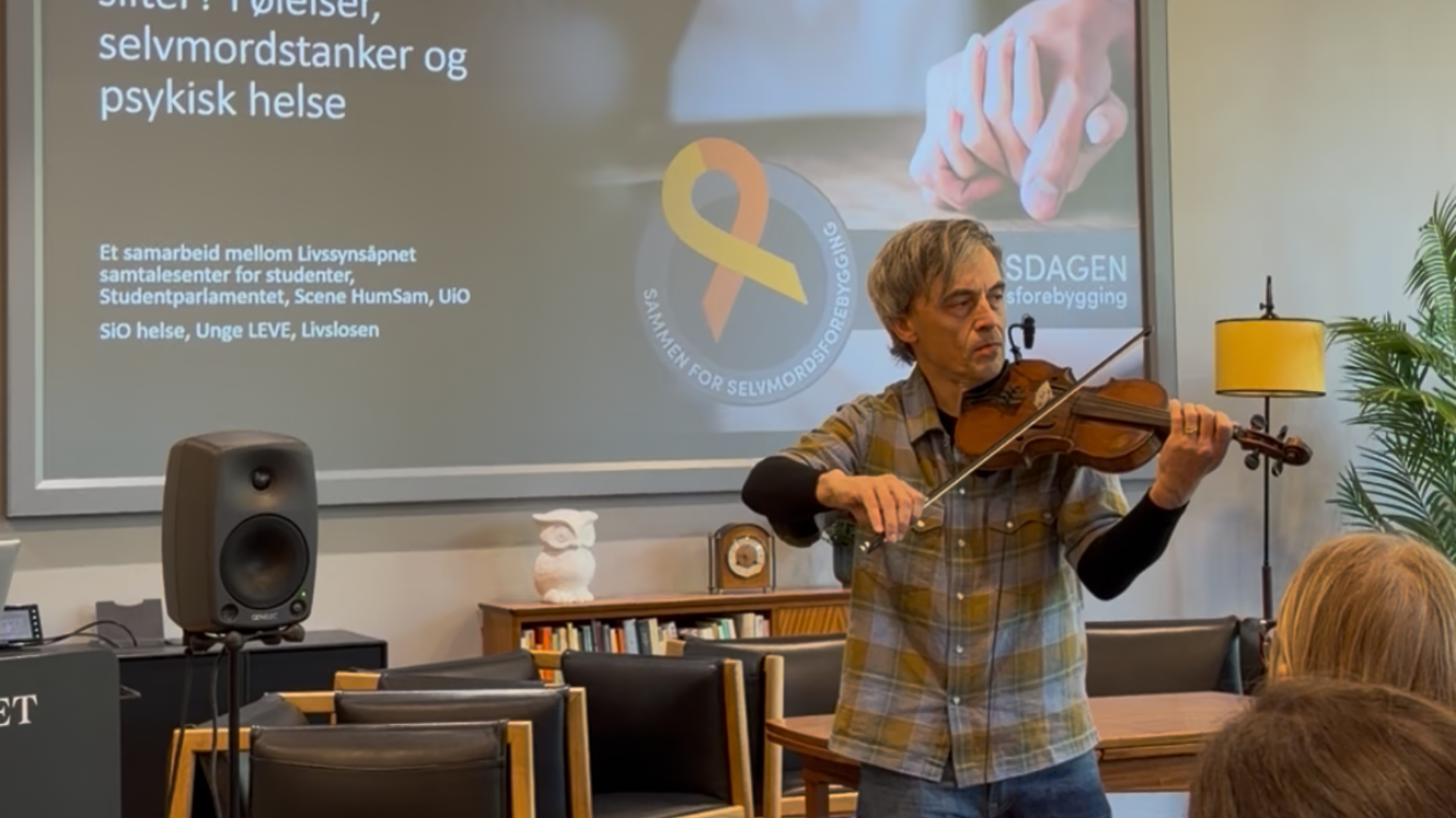 Tarjei Nysted playing viloin